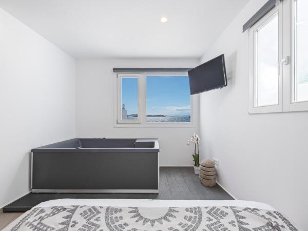 Little Venice Villas : photo 3 de la chambre executive sea view suite with indoor hot tub