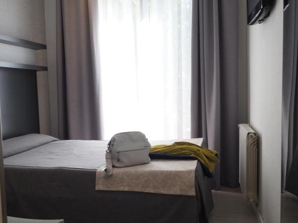 Hostal Benidorm : photo 1 de la chambre chambre simple avec vue