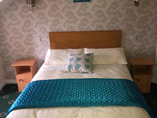 Castle Corrigs House : photo 2 de la chambre chambre double avec salle de bains privative