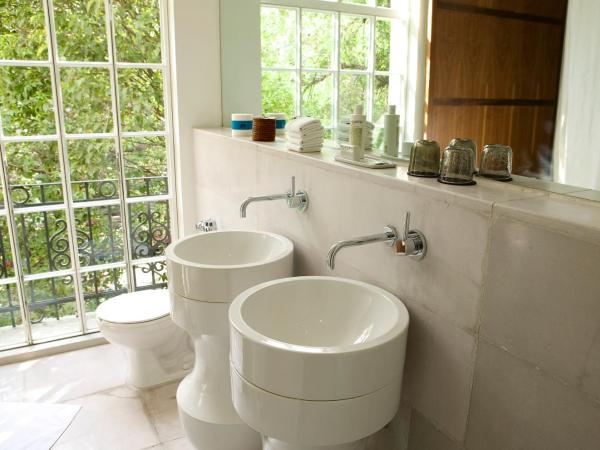 Condesa df, Mexico City, a Member of Design Hotels : photo 1 de la chambre chambre 2 lits queen-size avec balcon