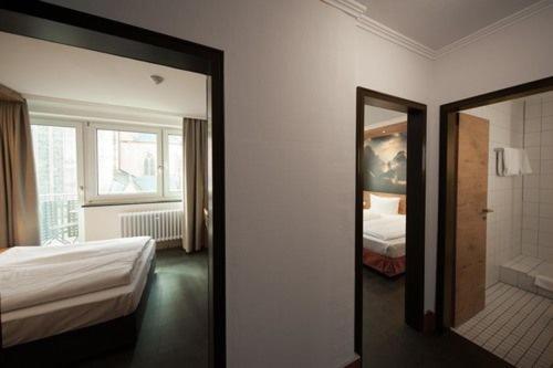 Paulaner am Dom Hotel : photo 4 de la chambre chambre familiale avec salle de bains privative