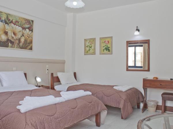 Danaos Hotel : photo 3 de la chambre chambre triple - vue sur ville