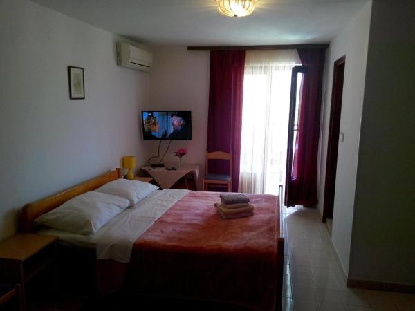 Apartments and rooms with parking space Rovinj - 16796 : photo 4 de la chambre chambre double avec terrasse