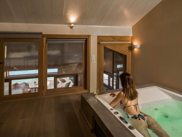 Residenza Vranas Boutique Hotel : photo 4 de la chambre penthouse avec baignoire spa et terrasse - vue sur mer
