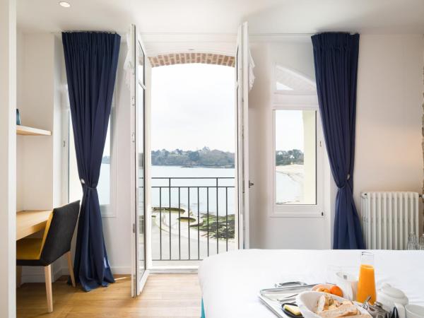 Restaurant Hotel Didier Méril : photo 6 de la chambre suite familiale deluxe avec terrasse