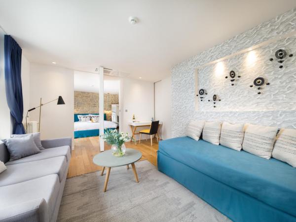 Restaurant Hotel Didier Méril : photo 1 de la chambre suite familiale deluxe avec terrasse