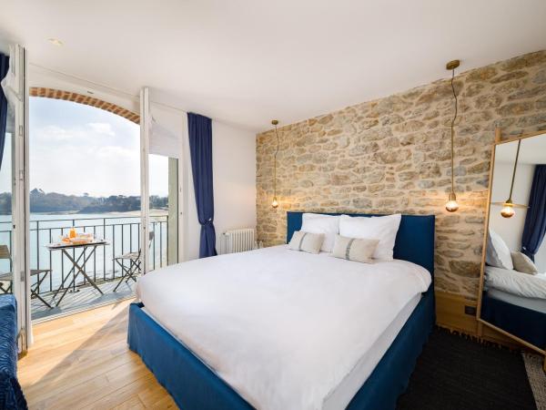 Restaurant Hotel Didier Méril : photo 9 de la chambre suite familiale de luxe avec balcon