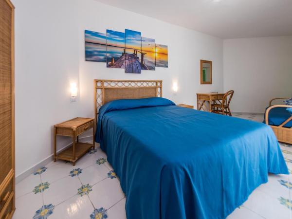 Ischia Dream Sunset : photo 2 de la chambre chambre triple avec terrasse