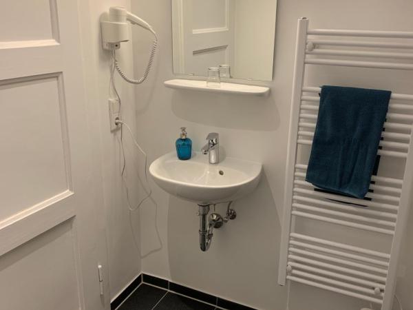 Zum armen Mann : photo 5 de la chambre chambre simple avec salle de bains extérieure privative