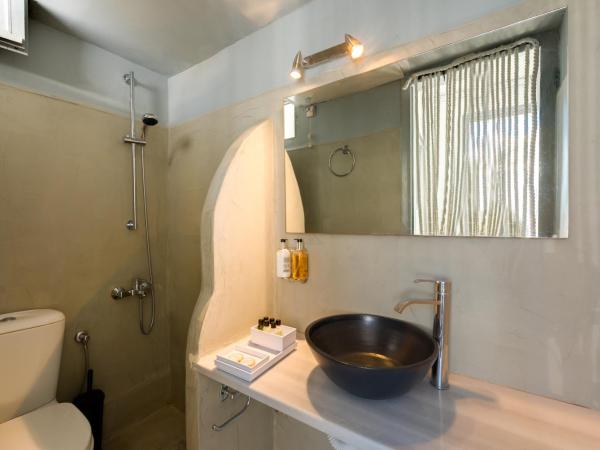 Katris Apartments : photo 8 de la chambre chambre double - vue sur caldera