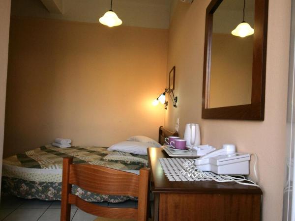 Mirabello Hotel : photo 4 de la chambre chambre simple avec salle de bains privative séparée