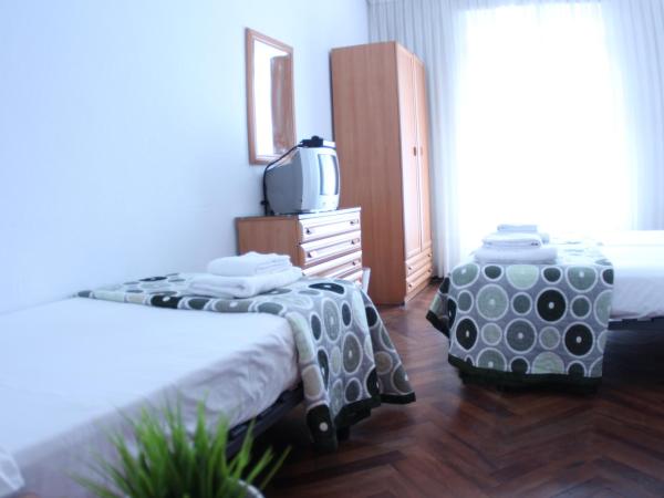 Zubia Urban Rooms : photo 4 de la chambre chambre triple avec salle de bains commune