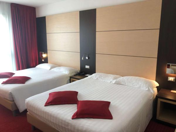 Best Western Plus Hotel Galileo Padova : photo 1 de la chambre chambre quadruple confort avec 2 lits queen-size