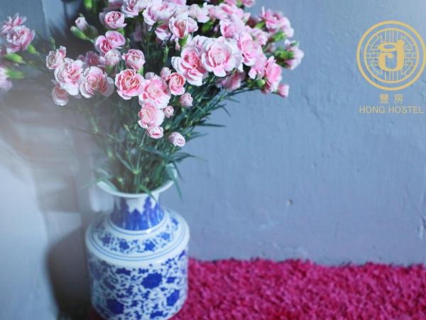 Hong hostel : photo 5 de la chambre chambre lit queen-size avec salle de bains commune