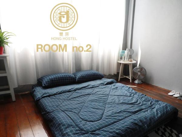 Hong hostel : photo 1 de la chambre chambre lit queen-size avec salle de bains commune