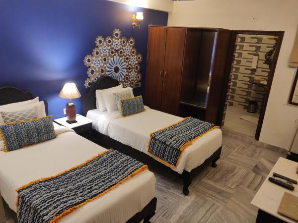 Laxmi Palace Heritage Boutique Hotel : photo 5 de la chambre deluxe double or twin room free pick up on arrival only from train or bus station (8am-8pm)