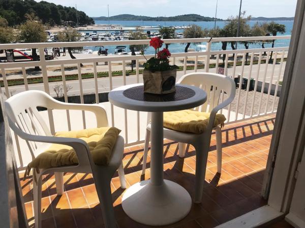 Apartment & Rooms Riva : photo 1 de la chambre chambre double avec balcon - vue sur mer