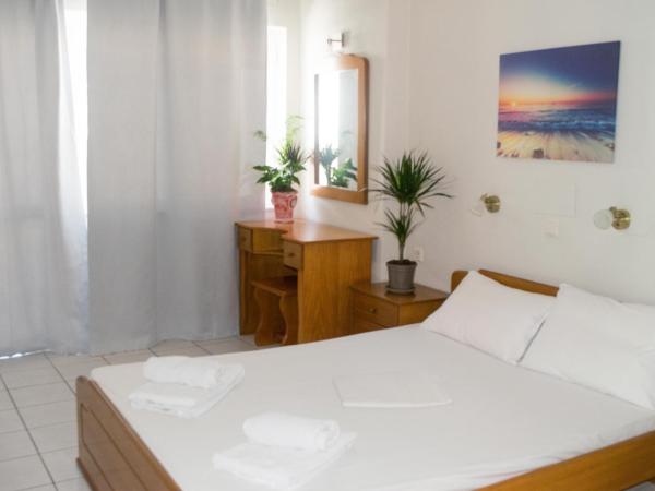 Greta Apartments : photo 1 de la chambre studio - vue latérale sur mer (2 adultes)