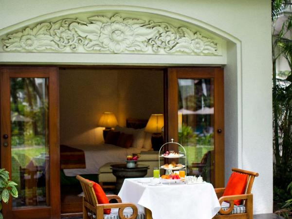 Anantara Siam Bangkok Hotel : photo 4 de la chambre suite jardin avec terrasse et petit-déjeuner