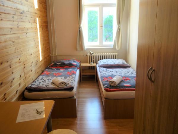 Hostel Bed - Breakfast Brno : photo 3 de la chambre chambre lits jumeaux avec salle de bains commune