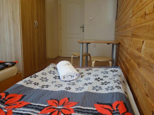 Hostel Bed - Breakfast Brno : photo 4 de la chambre chambre lits jumeaux avec salle de bains commune