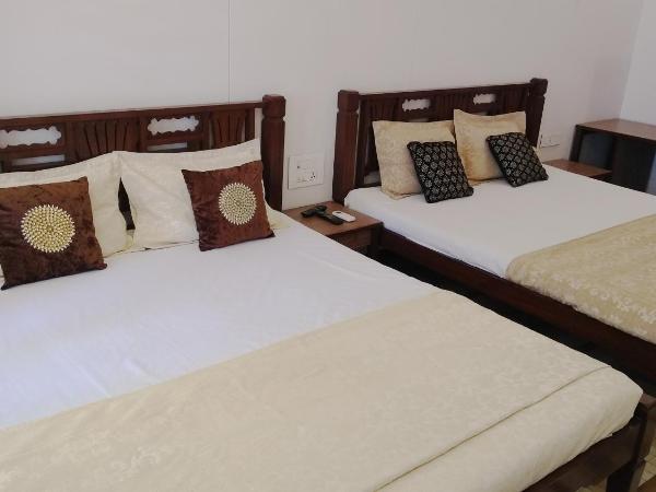 Carlton Hotel Mumbai - Behind Taj Mahal Palace Colaba Mumbai : photo 1 de la chambre chambre triple supérieure avec climatisation et salle de bains commune