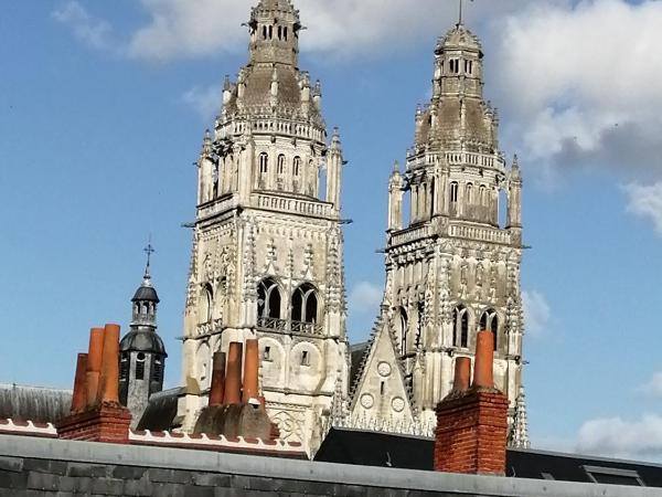 Hotel Du Cygne Tours : photo 8 de la chambre chambre double ou lits jumeaux mansardée - accessible par des escaliers