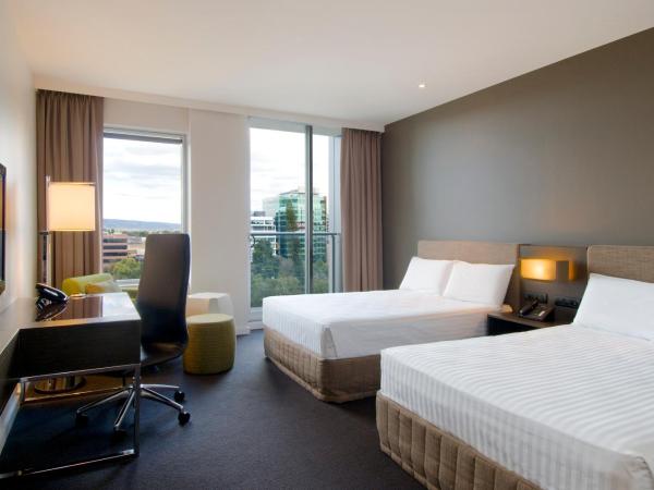 Pullman Adelaide : photo 1 de la chambre chambre premium deluxe avec 2 lits doubles et balcon - vue sur parc