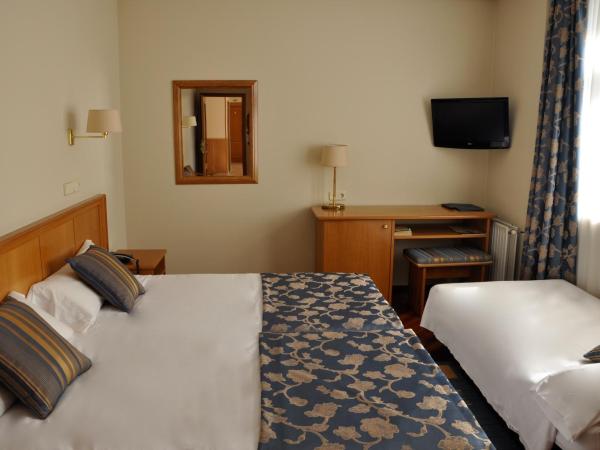Hotel Crunia I A Coruña : photo 9 de la chambre chambre double avec lit d'appoint (3 adultes)