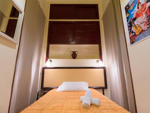 Nuevo Suizo : photo 3 de la chambre petite chambre double ou lits jumeaux avec salle de bains commune