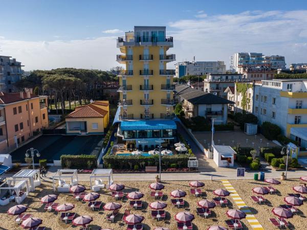 Hotel Mondial : photo 5 de la chambre chambre double ou lits jumeaux - vue partielle sur mer