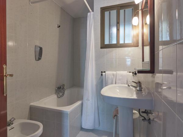 Hostal Guerra : photo 2 de la chambre chambre lits jumeaux avec salle de bains privative