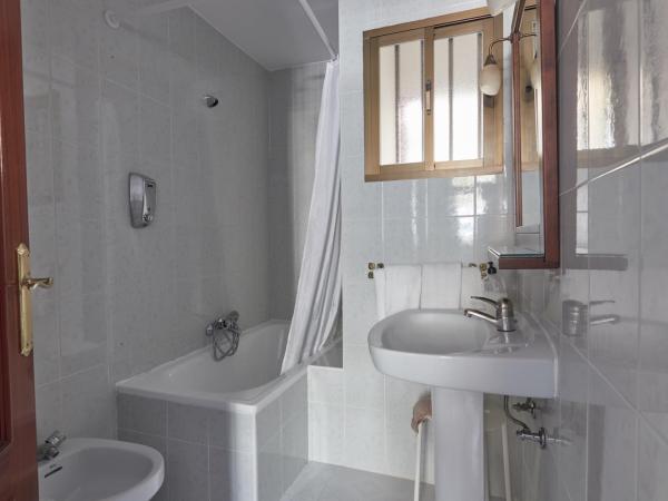 Hostal Guerra : photo 3 de la chambre chambre lits jumeaux avec salle de bains privative