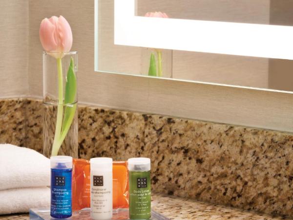Radisson Hotel Vancouver Airport : photo 1 de la chambre standard queen room with two queen beds, non smoking