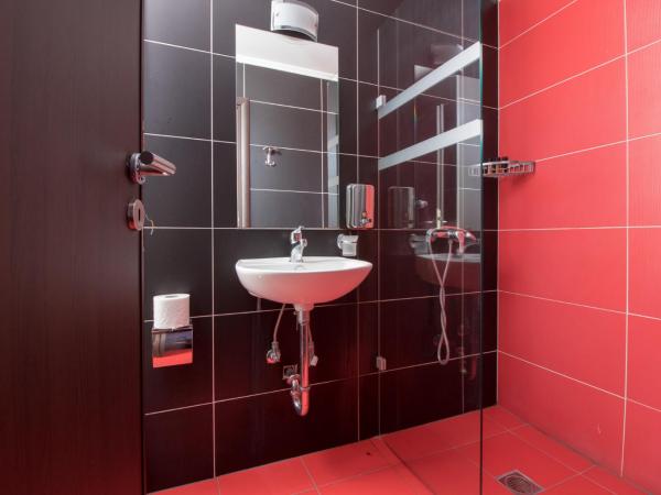 Cosmopolit : photo 4 de la chambre chambre triple confort avec douche