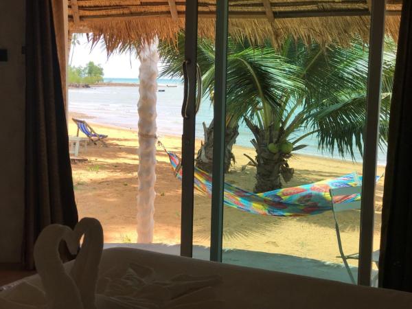 Sunrise Beach Resort : photo 6 de la chambre bungalow - côté plage