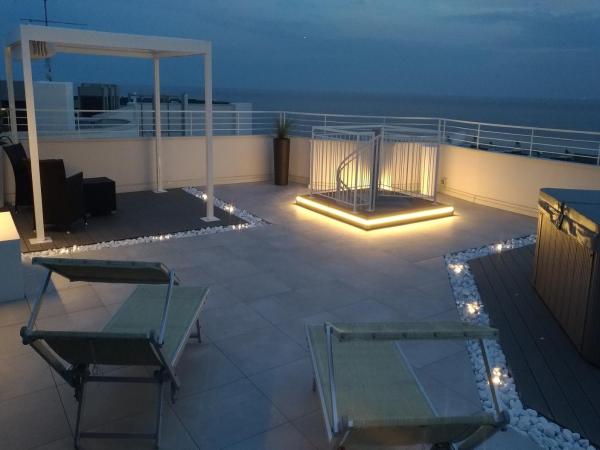 Luxor e Cairo The Beach Resort : photo 1 de la chambre suite lit king-size avec baignoire spa