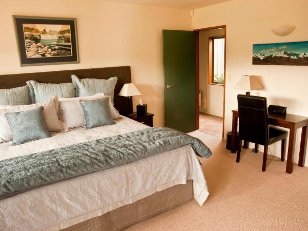Whakaipo Lodge : photo 2 de la chambre suite avec lit super king-size