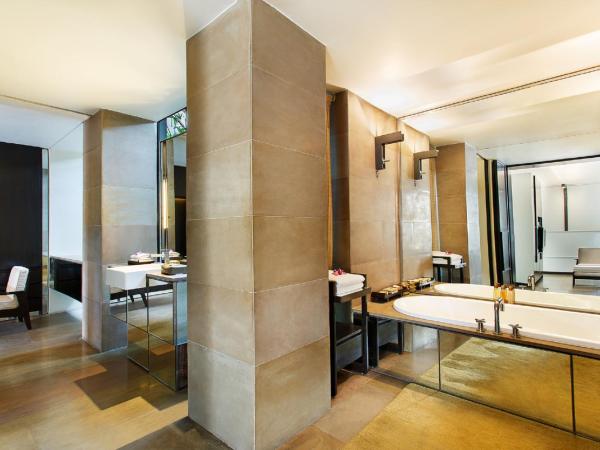 The Lodhi - A member of The Leading Hotels Of The World : photo 5 de la chambre verandah pool suite with  happy hours at safari lounge 5 to 7 pm, buy 01 drink and get another drink complimentary (spirits), 1200 spa credit per booking