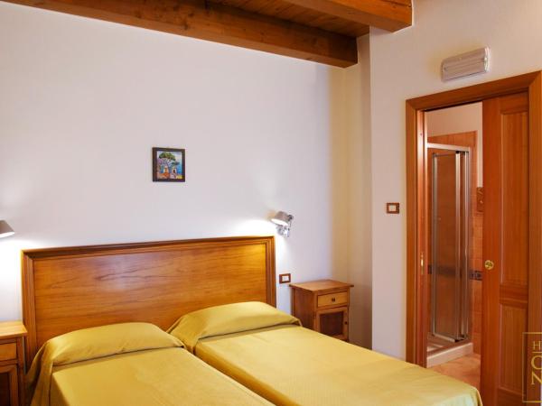 Hotel Casanova : photo 10 de la chambre chambre double avec salle de bains privative