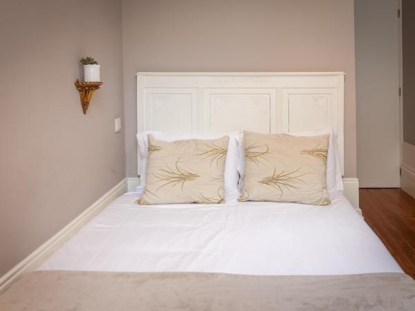 Being Porto Hostel : photo 1 de la chambre petite chambre double avec salle de bains privative