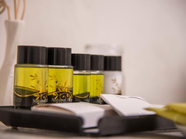 Ambition Suites : photo 3 de la chambre suite emotion avec bain à remous - vue sur caldeira