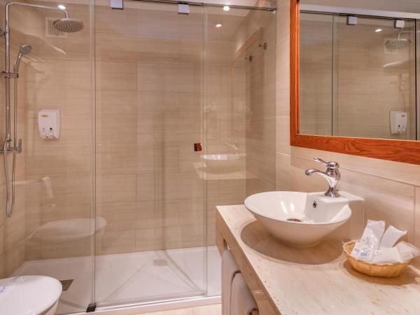 Hotel GHT Neptuno-Tossa & Venus SPA : photo 10 de la chambre chambre double ou lits jumeaux avec lit d'appoint et balcon (2 adultes + 1 enfant)