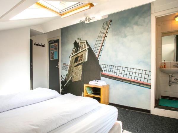 St Christopher's Inn Hostel at The Bauhaus : photo 5 de la chambre chambre lits jumeaux avec salle de bains privative