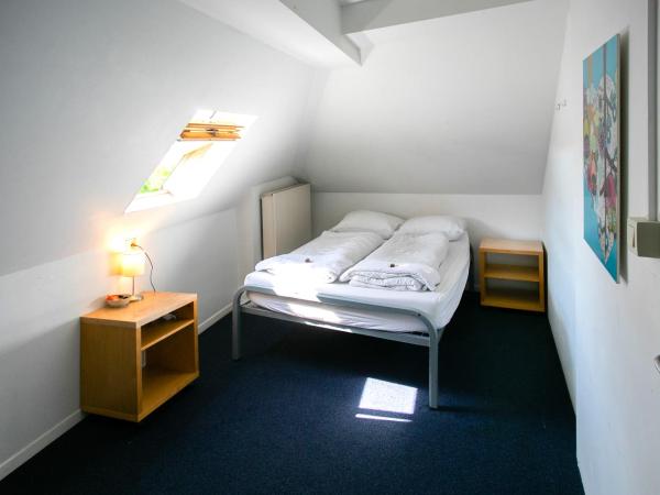 St Christopher's Inn Hostel at The Bauhaus : photo 1 de la chambre chambre double avec salle de bains commune