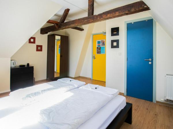 St Christopher's Inn Hostel at The Bauhaus : photo 3 de la chambre chambre double avec salle de bains