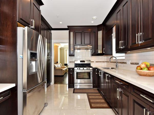 Rare Find Exquisitely New Quiet & Safe Skytrain Home : photo 1 de la chambre suite 3 chambres