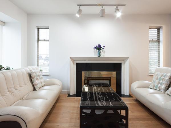 Convenient to Attractions & Close To Airport : photo 2 de la chambre suite familiale