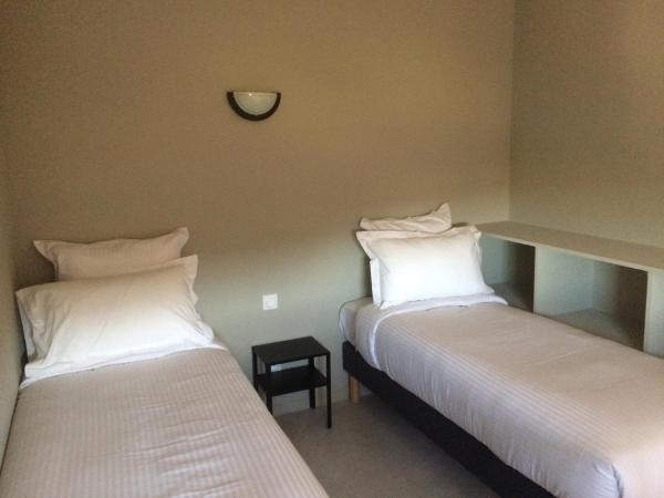 Hôtel Azur : photo 4 de la chambre chambre familiale (2 adultes et 2 enfants)