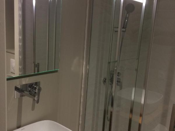 Hôtel Azur : photo 5 de la chambre chambre familiale (2 adultes et 2 enfants)